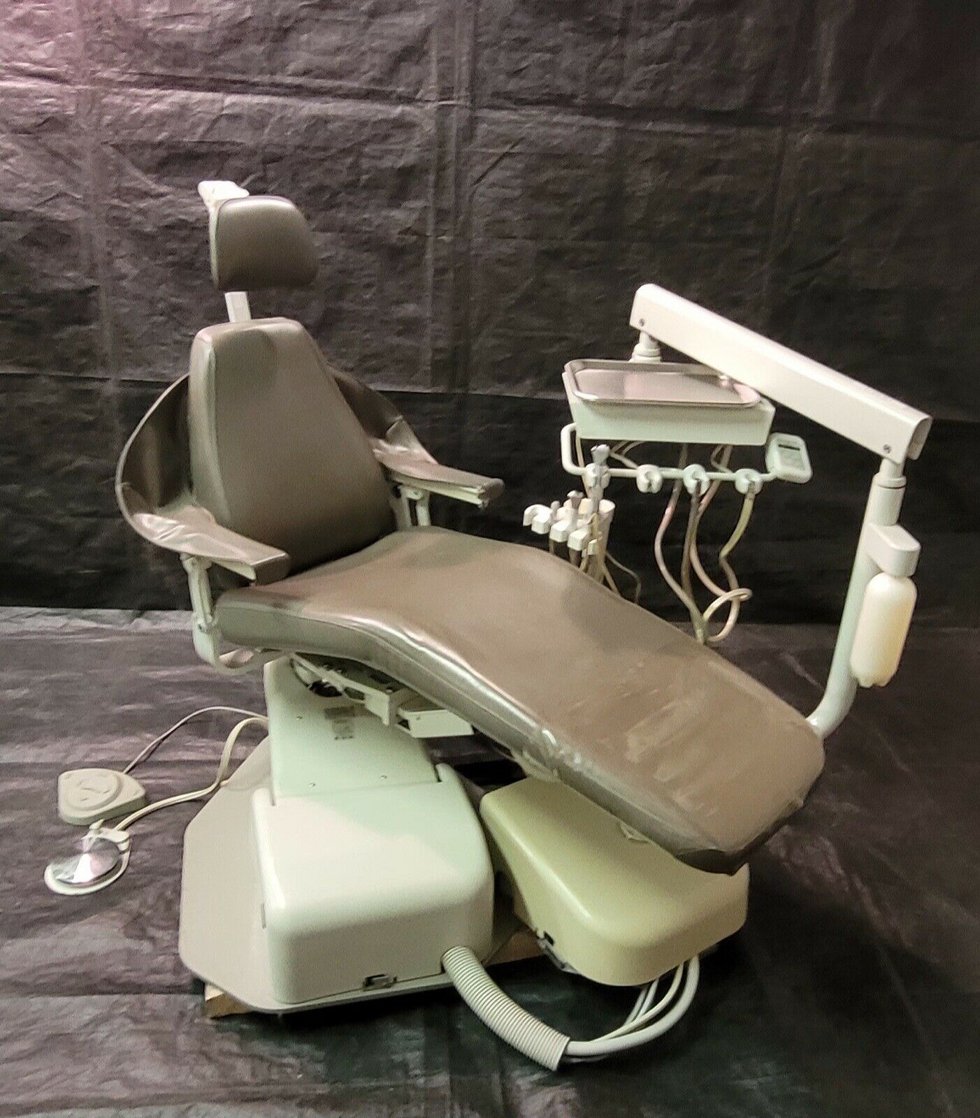 Royal dental Chair with Delivery Unit + Exam Light